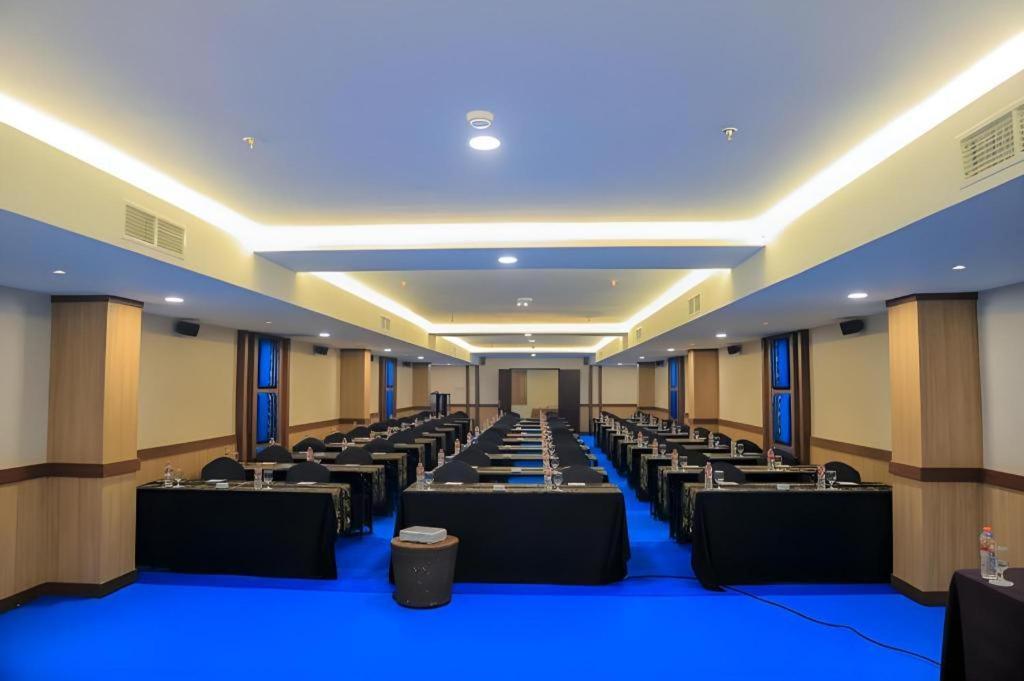 Grand Qin Hotel Banjarbaru Екстериор снимка
