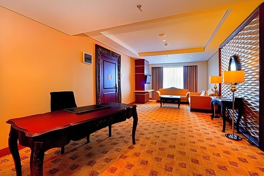 Grand Qin Hotel Banjarbaru Екстериор снимка