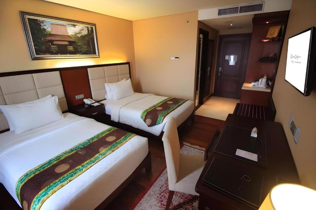 Grand Qin Hotel Banjarbaru Екстериор снимка