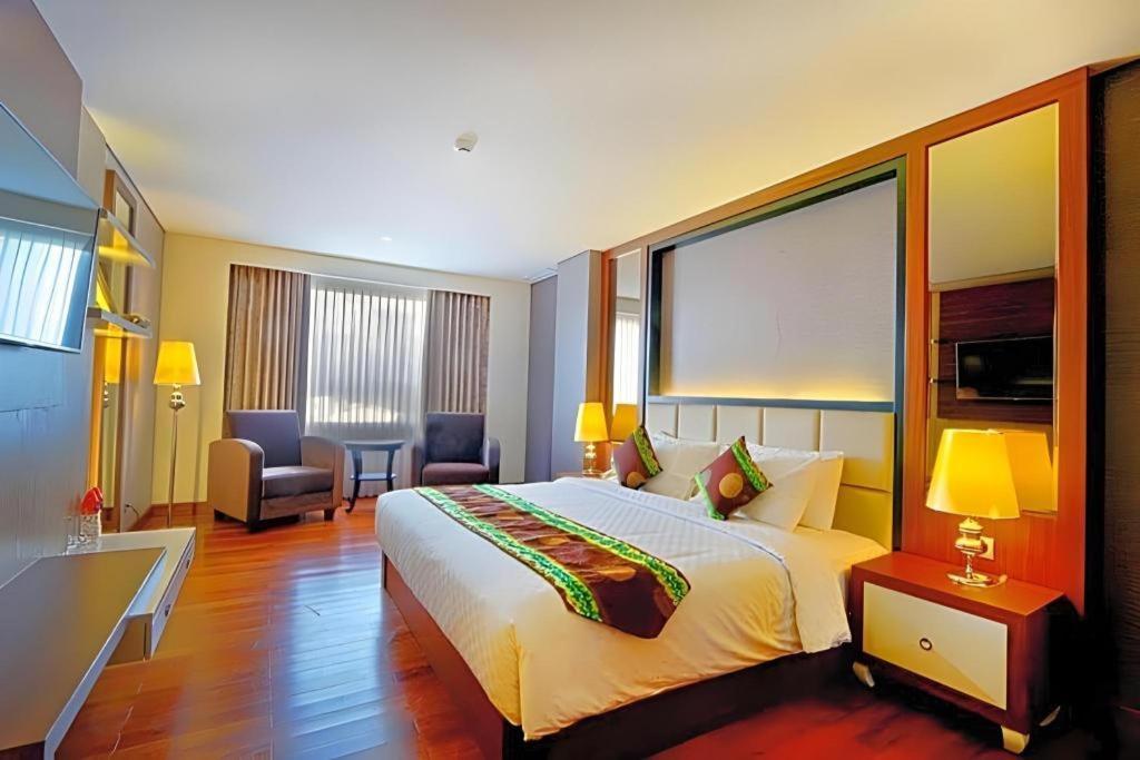 Grand Qin Hotel Banjarbaru Екстериор снимка