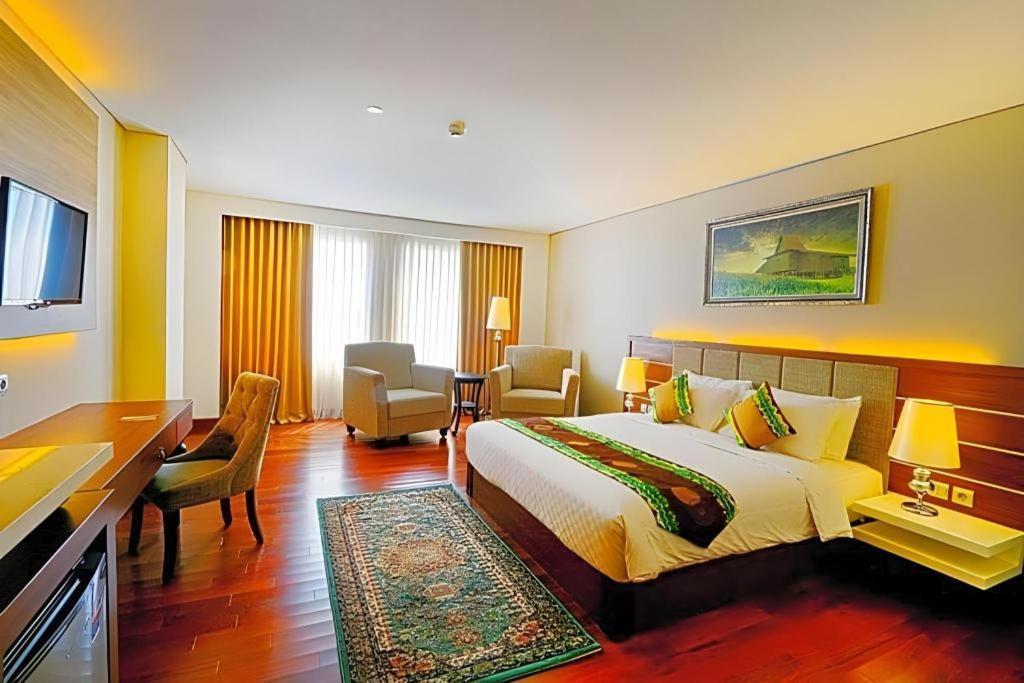 Grand Qin Hotel Banjarbaru Екстериор снимка